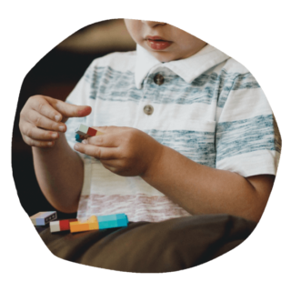 Kleiner Junge spielt Lego